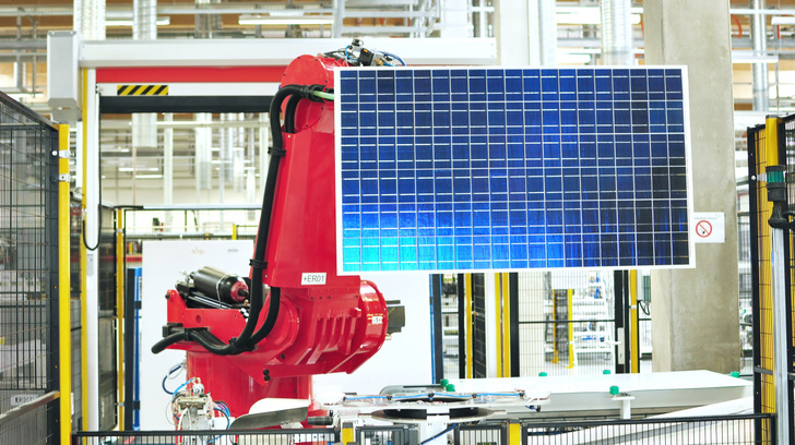 Überkapazitäten für Photovoltaiktechnik – und ebenso für Windkraft: Arbeitsroboter Solarzellenherstellung