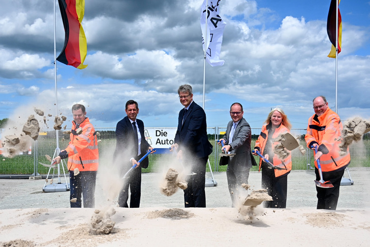 Der erste Spatenstich zum Neubau der A20 in Niedersachsen mit Bundesverkehrsminister Patrick Schnieder (3.v.l.).