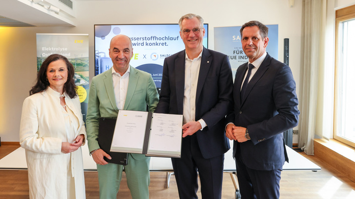 Mit der Unterzeichnung des langfristigen Wasserstoffliefervertrags besiegeln EWE und Salzgitter AG eine der bislang bedeutendsten Wasserstoffpartnerschaften für die klimaneutrale Industrie in Deutschland. Im Bild (v.l.n.r.): Parlamentarische Staatssekretärin Gitta Connemann, EWE-CEO Stefan Dohler, Salzgitter-CEO Gunnar Groebler und Niedersachsens Ministerpräsident Olaf Lies.
