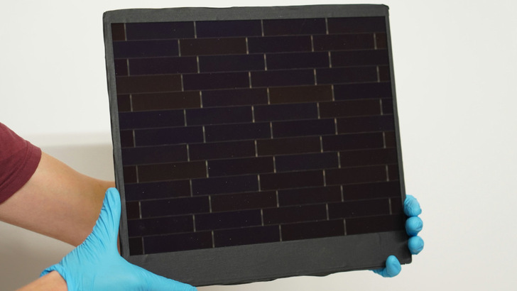 Mit diesem Modul haben die Forscher:innen des Fraunhofer ISE gezeigt, dass die Schindel-Matrix-Technologie den Wirkungsgrad von Modulen steigert.