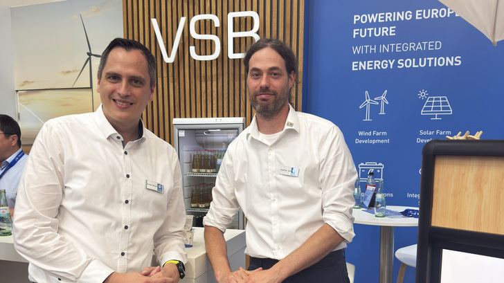 Thomas Winkler, Geschäftsführer VSB Neue Energien Deutschland GmbH (links), und André Pasemann, Abteilungsleiter Energynious - Hybridprojekte PV/Batteriespeicher & Individuelle Energielösungen, auf der Smarter E Europe in München.