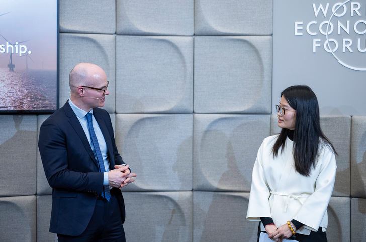 Internationale Wirtschaftsbühne: Jan Rosenow, Professor für Energie- und Klimapolitik, Universität Oxford, und Zhang Chao, Senior Vice President, Ming Yang Smart Energy, beim Weltwirtschaftsforum 2026 in Davos-Klosters
