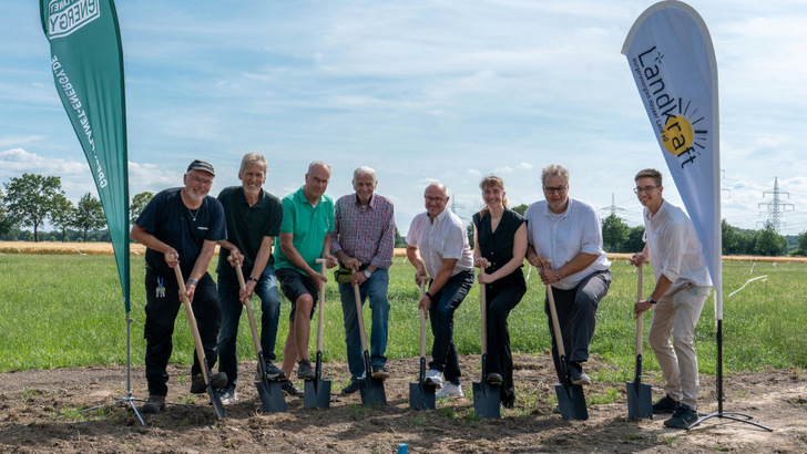Der Spaten ist gestochen. In gut einem Jahr wird der neue Solarpark ans Netz gehen.
