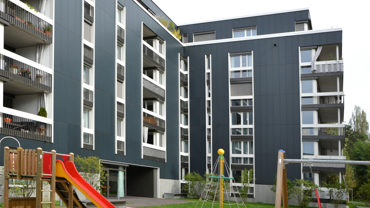 Die Möglichkeiten der BIPV wachsen. In Bern wird auch eine Möglichkeit vorgestellt, wie Solarmodule automatisiert auf Kundenwunsch hergestellt werden können.
