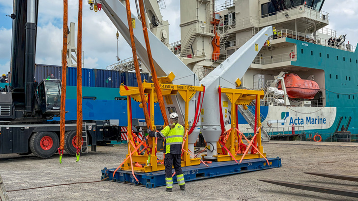 Auch spezielle TP-Kräne für den Einsatz auf Offshore-Windenergieanlagen wurden in Wilhelmshaven auf MV Acta Auriga umgeschlagen