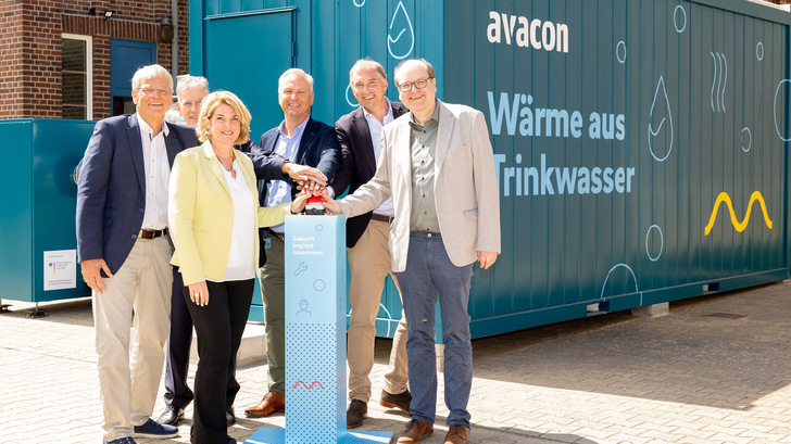 Christian Meyer, Niedersächsischer Minister für Umwelt, Energie und Klimaschutz (rechts), Lüneburgs Oberbürgermeisterin Claudia Kalisch und Avacon-CEO Matthias Boxberger (Mitte) nehmen die Anlage offiziell in Betrieb.