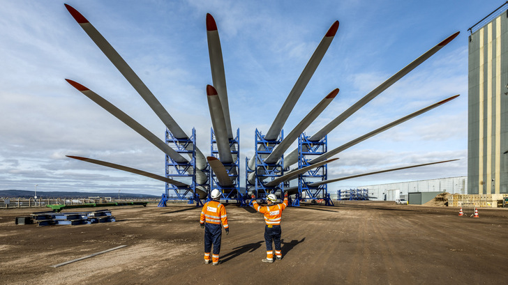 Offshore-Windturbinen-Umschlag auf dem Hafenareal Nigg Energy Park bei Inverness 2021