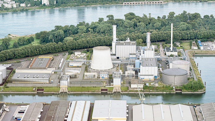 Bis 2028 soll am bestehenden Gaskraftwerk von Rheinenergie am Niehler Hafen im Norden von Köln Europas größtes Flusswasserwärmepumpe aufgebaut sein. MAN liefert dafür eine Anlage mit einer Leistung von 150 Megawatt.