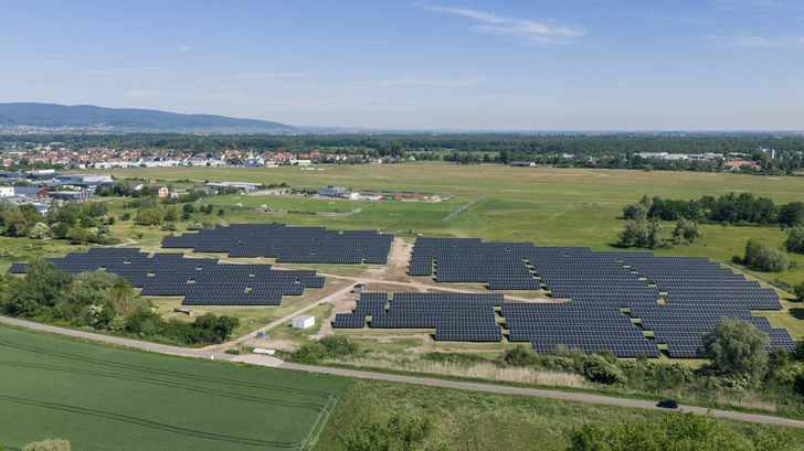 Neustadt an der Weinstraße macht seinen historischen Solarpark am Flugplatz Lilienthal (Lachen-Speyerdorf) durch ein rund zwei Millionen Euro teures Repowering-Projekt fit für die Zukunft. Dabei wurden die alten Module durch 7.737 moderne Solarmodule ersetzt.