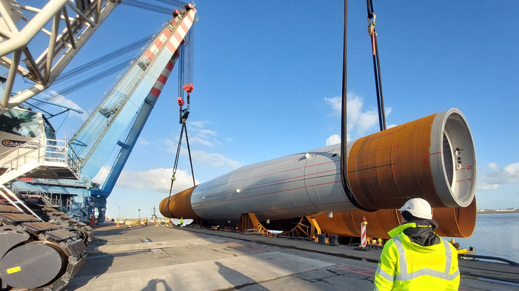 Monopile für den Bau des Offshore-Windparks He Dreiht