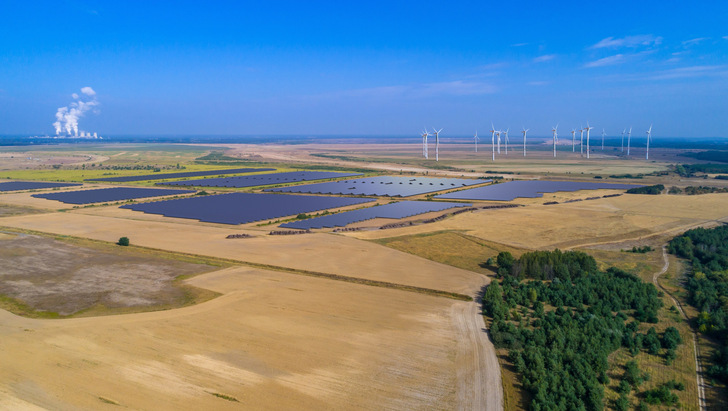 Erster Bauabschnitt des Energieparks Bohrau (133 MWp) sowie der im Bau befindliche Windpark Forst-Briesnig II (105 MW) als Bausteine der Leag-Gigawatt-Factory
