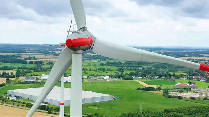 Repowering bei Schönberg 2021: erster Windpark gemäß dem Beteiligungsgesetz, projektiert von Baywa RE. Die DKB-Bank gestaltete die Beteiligung