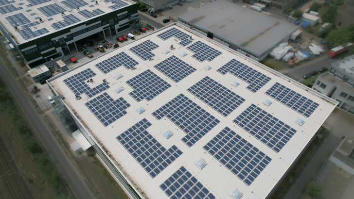 Auf den beiden Dächern der Gewerbehallen in Dreieich baut Enviria fast 850 Kilowatt Solarleistung auf.