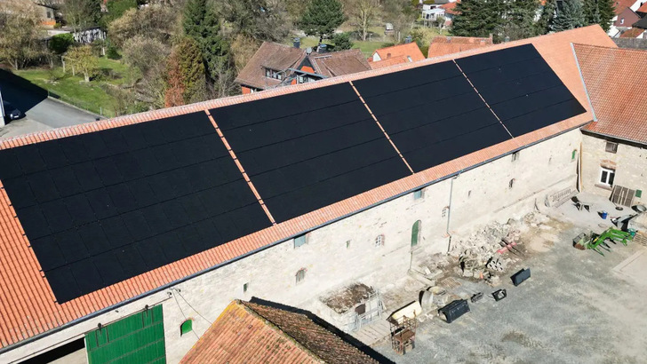 Die Solar Fabrik scheut auch keine kleinen und besonderen Projekte, wie diese Anlage auf dem Dach des Klosters Lamspringe in Niedersachsen.