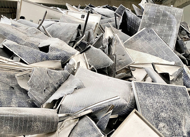 Altmodule im Sammelcontainer.
