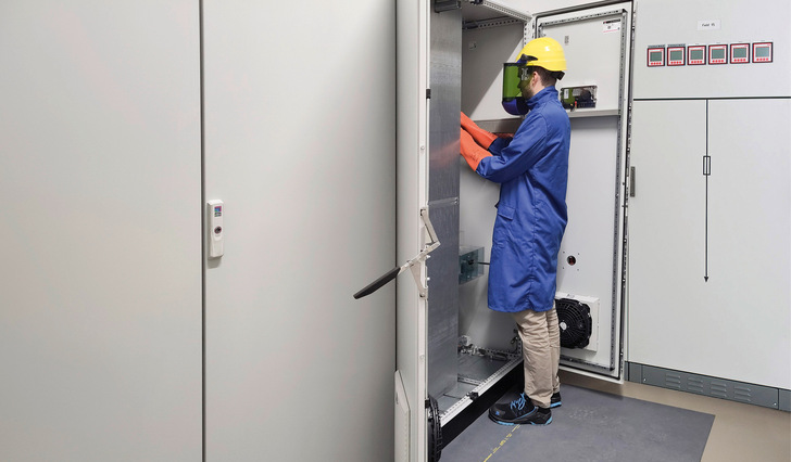 Arbeit an der Technik der Blindstromkompensation durch KBR Energy Management