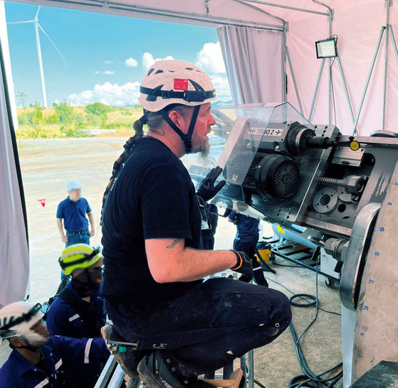 CNC-Onsite-Techniker setzt den Bohrer an.
