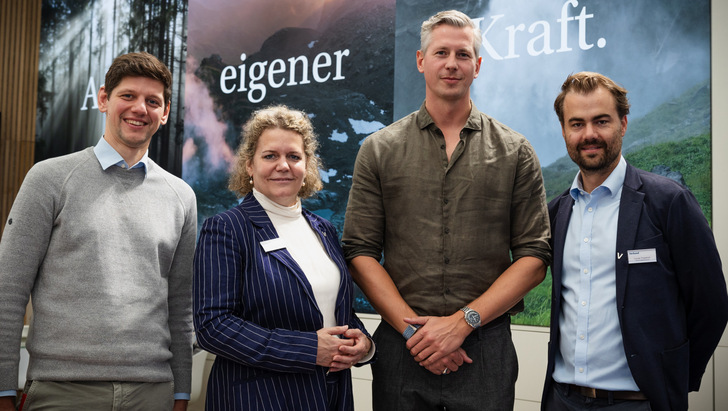 Verbund Green Power Deutschland erwirbt Projektrechte für Windpark-Standorte im Hochsauerlandkreis von Enova: (von links:) René Meyer (Head of Investment & Portfolio Management bei Enova), Dörte Zink (Geschäftsführerin von Verbund Green Power Deutschland GmbH), Enova-CEO Hauke Brümmer und Lucas Friedrich (Leiter Projektentwicklung bei Verbund Green Power Deutschland)