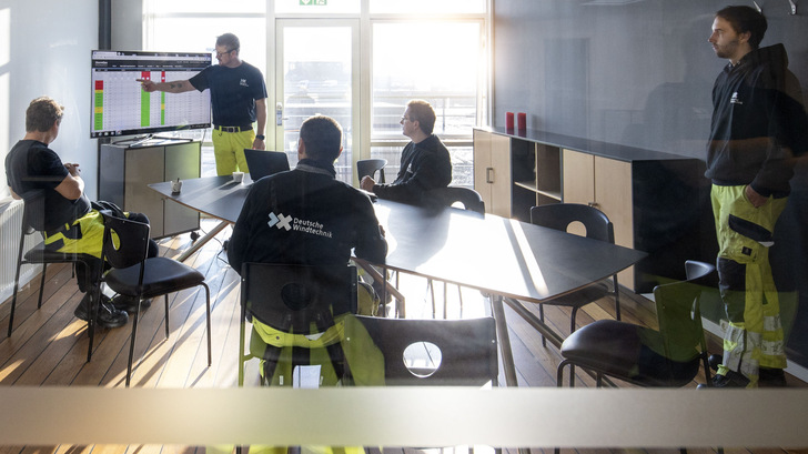Offshore-Fachkräfte bei Deutsche Windtechnik in wettertüchtiger und dennoch bequemer Berufsbekleidung