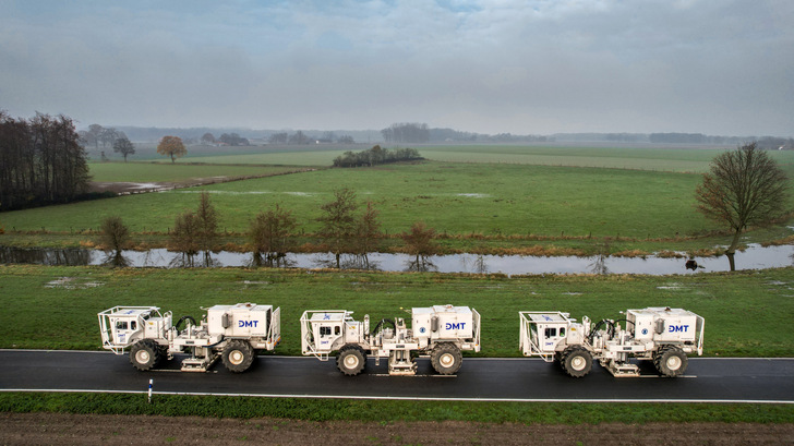 Eine Flotte von DMT-Vibrotrucks erkundet das geothermische Potenzial am Niederrhein mit einer großangelegten 2D-Seismik-Kampagne im Auftrag des Geologischen Dienstes Nordrhein-Westfalen.