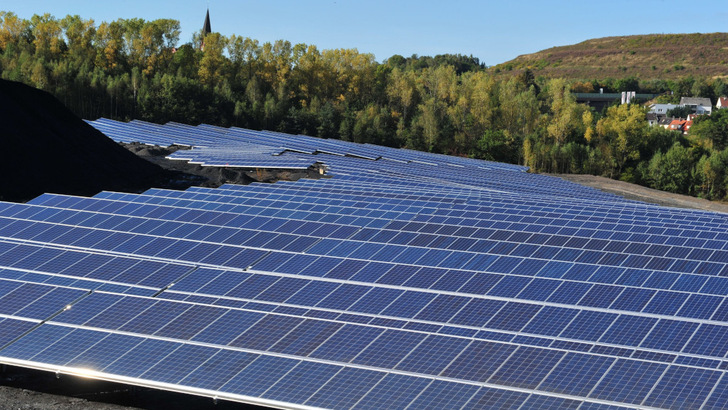 Einstige Braunkohletagebaue sind sehr gut geeignet für den Bau von Solarparks.