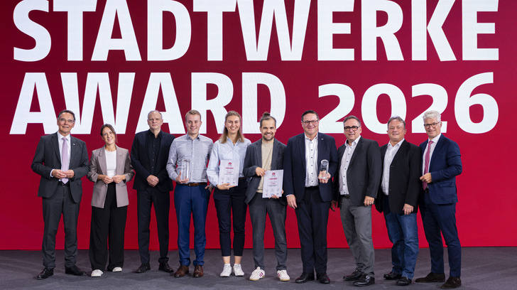 Beim VKU-Stadtwerkekongress ausgezeichnete Vertretende der pämierten Kommunalversorgungsunternehmen des Stadtwerke-Awards in Berlin, Mitte September 2026