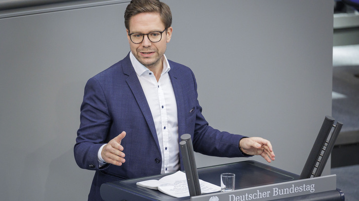 Fabian Gramling, Bundestagsabgeordneter CDU/CSU, spricht 2022 als Oppositionspolitiker zum Tagesordnungspunkt Enquete-Kommission „Sicherstellung der Energieversorgung“ im Plenum.