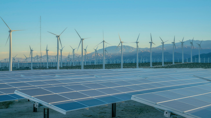Photovoltaik und Windenergieanlagen in der Wüste von Kalifornien.