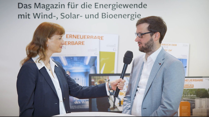CEO-Talk mit Dominik Adler, Geschäftsführer von Geo-Net, in Hamburg am Messestand von ERNEUERBARE ENERGIEN.