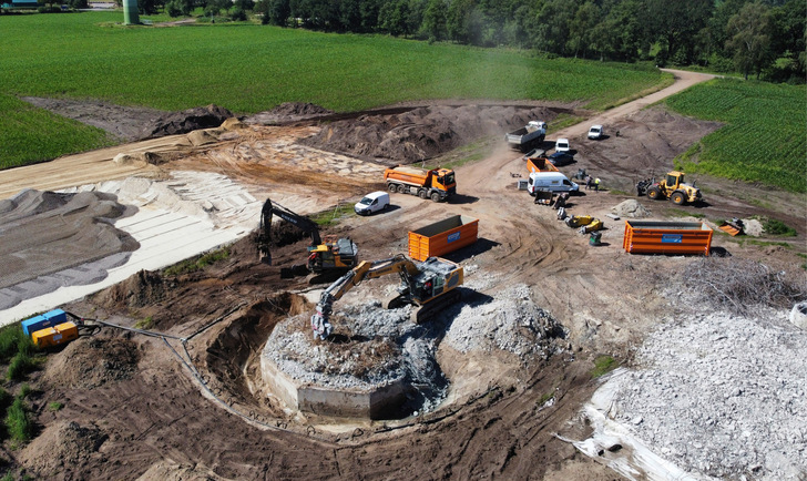 Repowering Teglingen 2024: 9 Vestasturbinen V172 ersetzen 14 Enercon-Altanlagen E66. Fundamentabriss durch MFB Bauunternehmen und zeitgleiche Grundierung der Bauwege für die Installation der Neuanlagen teils aus Bruchmaterial der Fundamente.