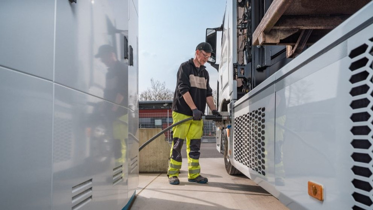 Betankung eines Schwerlasttransporters mit Wasserstoff