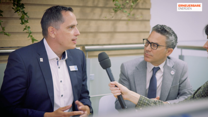 Thomas Winkler (Geschäftsführer von VSB Deutschland) und Alexandre Duret-Proux (Geschäftsführer von TotalEnergies Integrated Power Deutschland) im Gespräch mit ERNEUERBARE ENERGIEN  Redakteur Fabian Kauschke. 