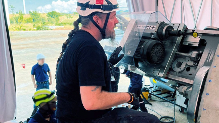 CNC-Onsite-Techniker setzt den Bohrer an.