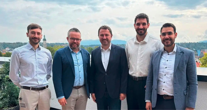 Vertragsunterzeichnung (v.l.n.r.): Filip Markert (Originator, E2M), Christoph Strasser (Geschäftsführer Maxsolar), Hannes Behacker (Geschäftsführer E2M), Moritz Kimmich (PPA Origination Manager, Maxsolar) und Anwar Darwich (Commercial Director PPA Origination, Maxsolar).