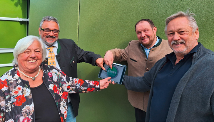 Sie drücken den symbolischen Startknopf: Barbara Bogner (bis April 2026 1. Bürgermeisterin von Sauerlach), Michael Falkenhahn (1. Bürgermeister von Otterfing), Peter Wagner (1. Bürgermeister von Aying), Martin Sterflinger (Geschäftsführer Bürgerwind) (von links).