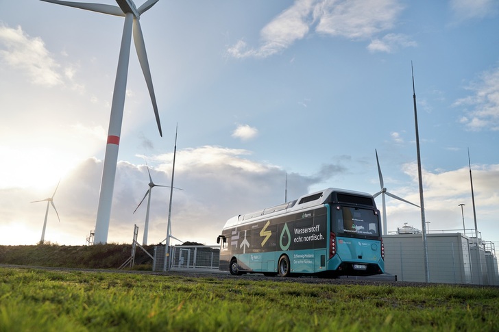 Mit grünem Strom soll Wasserstoff für Nutzfahrzeuge gewonnen werden, wie hier auf dem Foto der Firma GP Joule bei Husum. - © GP Joule