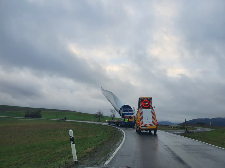 Blatttransport für eine Anlage vom Typ GE 5.3-158 zum rheinland-pfälzischen Standort Einöllen. Projektierer ist Abo Wind.  - © ABO Wind