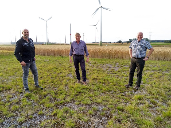 Die Chefplaner der beiden Windparkgesellschaften (von links): Die Landwirte Christoph Luis, Michael Flocke und Josef Dreps. - © Energiehof GmbH