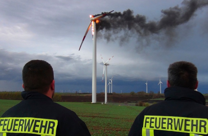 Ein Windrad brennt 2013 auf einem Acker im Bördekreis (Sachsen-Anhalt), rund 20 Kilometer westlich von Magdeburg.  - © picture alliance / dpa