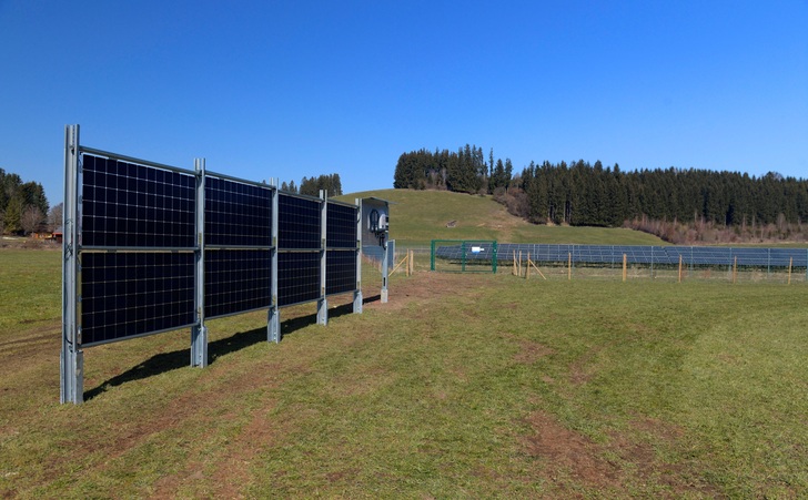 Die neue Agri-PV-Anlage der Betriebsstelle der LEW in Biessenhofen - © MIS