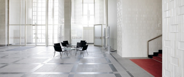 Tisch und Stuehle in der Lobby eines Bürogebäudes – Raum genug, um Anti-Windkraft-Strategien auszuhecken? - © MEV-Verlag, Germany