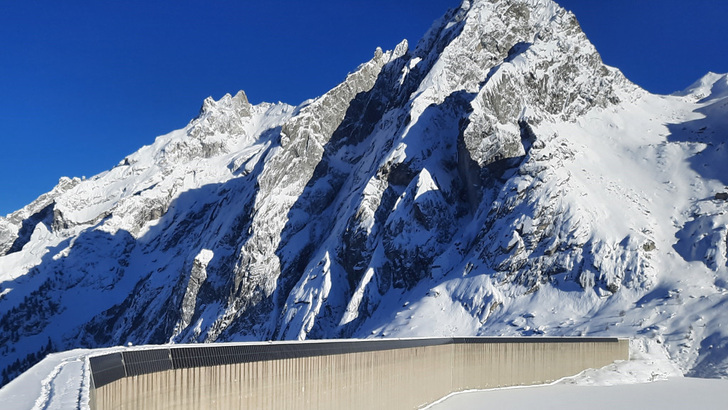 Die Anlage an der Staumauer des Albignasees liefert die Hälfte ihres Ertrags in den kalten und dunklen Wintermonaten. - © EWZ