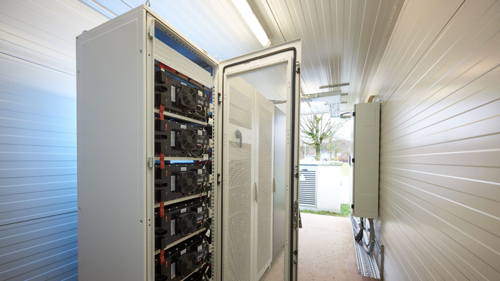 Das gesamte System inklusive Steuerung und Wechselrichter ist ein einem separaten Container untergebracht. - © MaxSolar