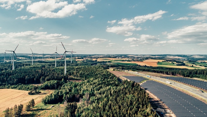 Solarparks auf Randstreifen von Straßen dürfen in Zukunft zwar breiter sein. Aber es muss ein 15 Meter breiter Korridor frei bleiben. - © Baywa r.e.