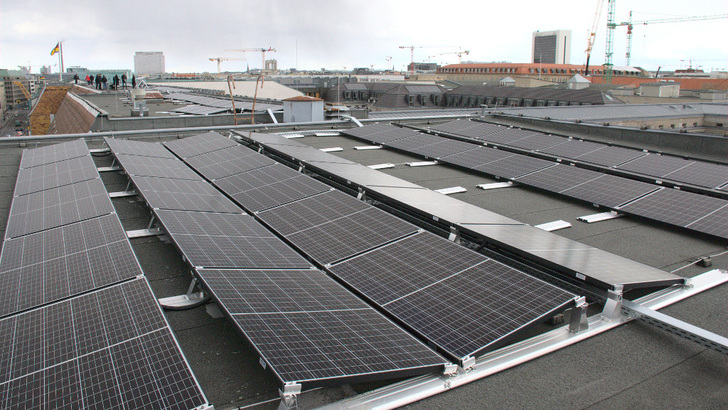 Die Solaranlage auf der Schule am Brandenburger Tor deckt 77 Prozent des Strombedarfs im Gebäude ab. - © Berliner Stadtwerke