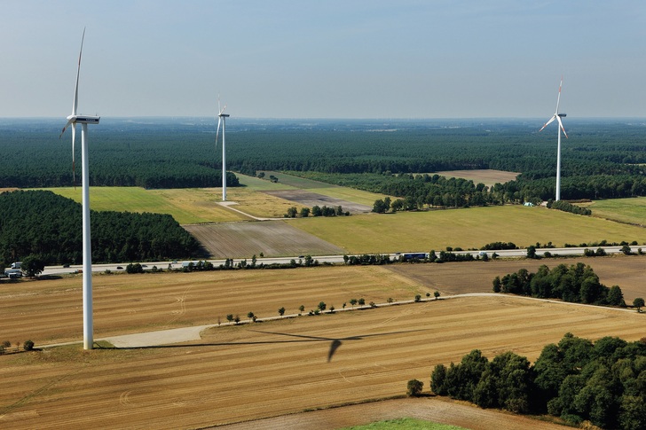 EnBW-Windpark Buchholz, Samtgemeinde Schwarmstedt in Niedersachsen, wurde zweimal erweitert auf insgesamt 24 Anlagen. - © EnBW
