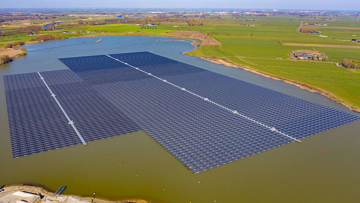Die Anlage Bomhofsplas schwimmt auf einem Baggersee in der Nähe von Zwolle. Sie hat keine Auswirkungen auf die Wasserqualität. - © Baywa r.e.