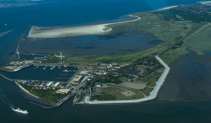 Der Borkumer Ortsteil Reede - mit zwei Windkraftanlagen von Enercon - © Torsten Dachwitz - Nordseeheilbad Borkum GmbH