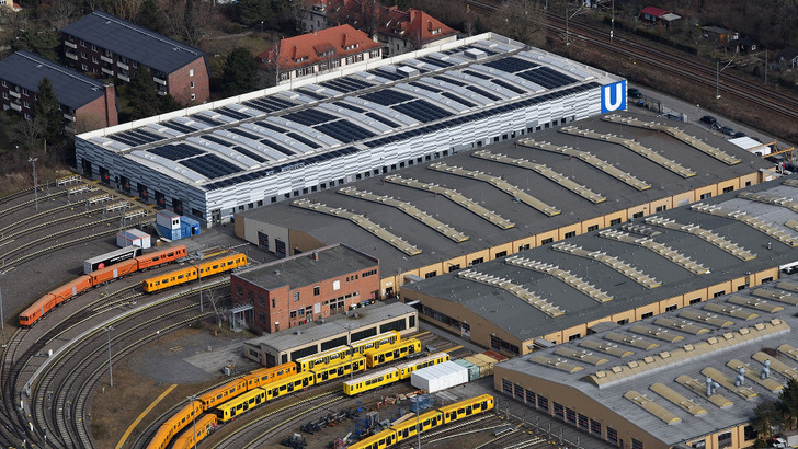 Die Anlage auf dem Dach der Betriebswerkstatt in Grunewald liefert einen Teil des Stroms, der für die Instandhaltungs- und Reparaturarbeiten gebraucht wird. - © BVG/Oliver Lang