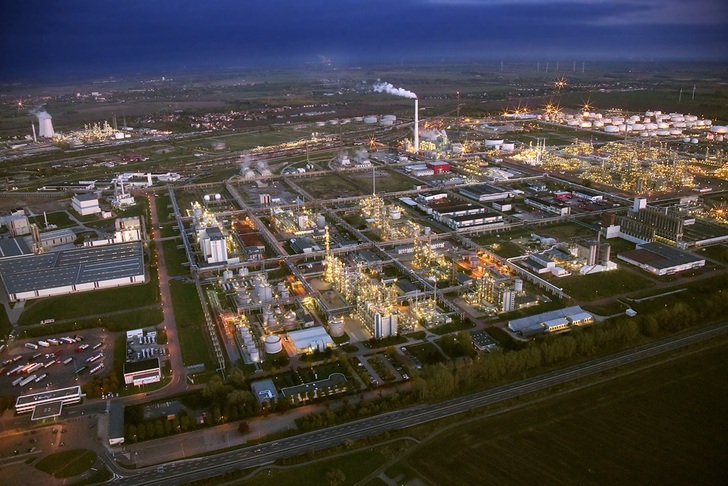In Leuna entsteht das mit 24 Megawatt Leistung bei Inbetriebnahme weltgrößte Power-to-X-Anlagenprojekt zur Erzeugung und Verflüssigung von grünem Wasserstoff. 